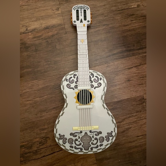 Disney Coco Interactive Guitar - Picture 4 of 7